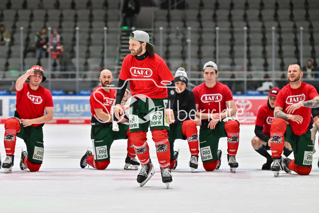 Augsburger Panther - Schwenninger Wild Wings | AUGSBURG, GERMANY - 02. JANUARY: das Team der Panther feiert zusammen mit den Fans den wichtigen Heimsieg gegen die Wild Wings nach dem Match zwischen den Augsburger Panthern und den Schwenninger Wild Wings am 35. Spieltag der Penny DEL im Curt Frenzel Stadion / Anthony LOUIS (Augsburger Panther 18)