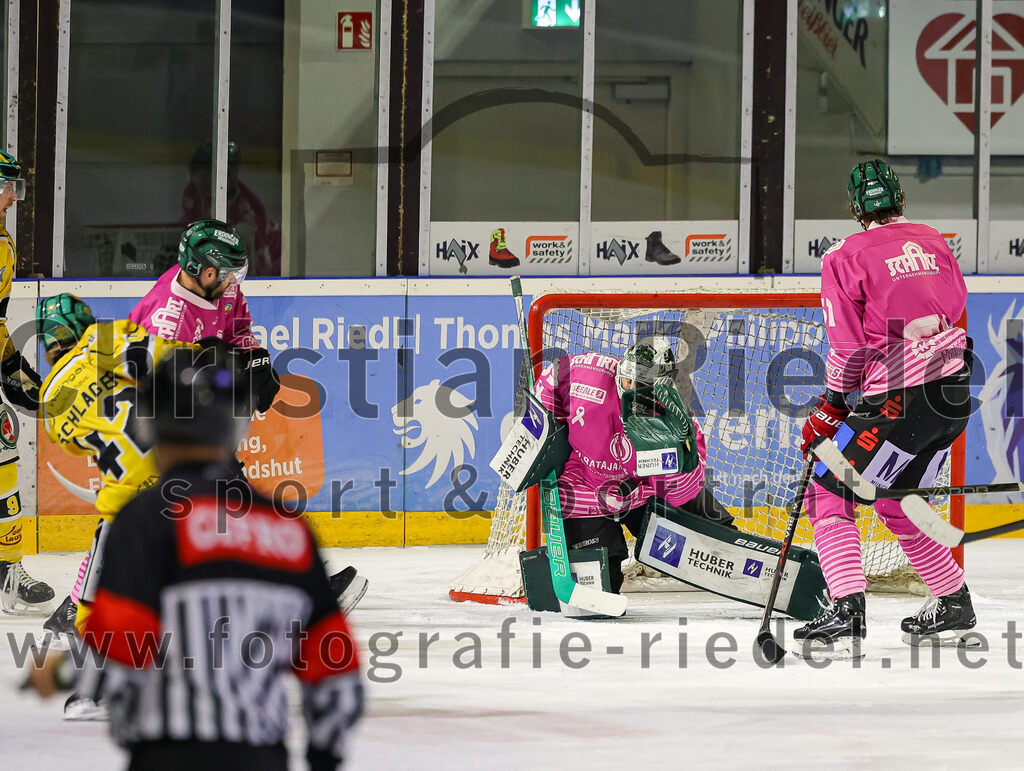 2025-10-28_131_TSV_Erding_gegen_Toelzer_Loewen | Erding, Deutschland, 28.10.2025:Eishockey, Oberliga Süd 2025 / 2026, 13. Spieltag, TSV Erding gegen Tölzer Löwen, Endergebnis: 2:5Quirin Schlager (Tölzer Löwen, #42), Torwart Leon Meder (Erding Gladiators, #39), Moritz Köttstorfer (Erding Gladiators, #61)Foto: Christian Riedel / fotografie-riedel.net