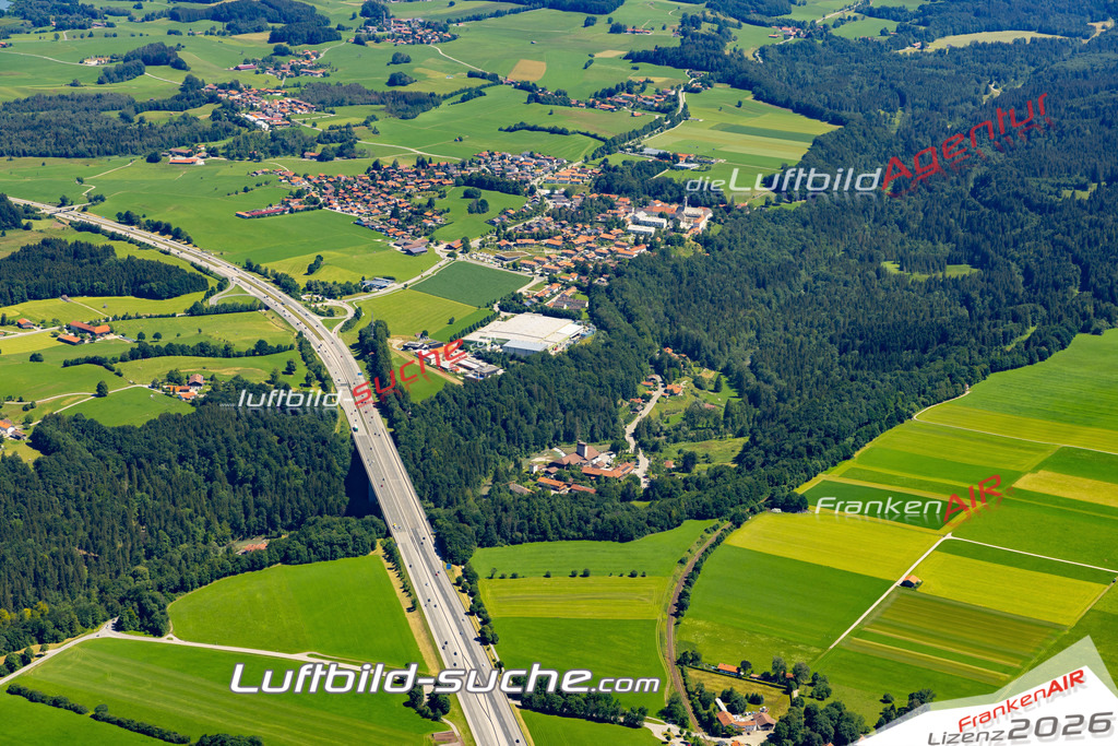 Aktuelles Luftbild von  Weyarn - Die Luftaufnahme wurde 2022 mittels UL-Flugzeug erstellt ( keine Drohne ) - hochauflösende Kamera-Systeme von  Canon -Beste Qualität - Für grossformatige Ausdrucke geeignet. Die Geschenkidee !