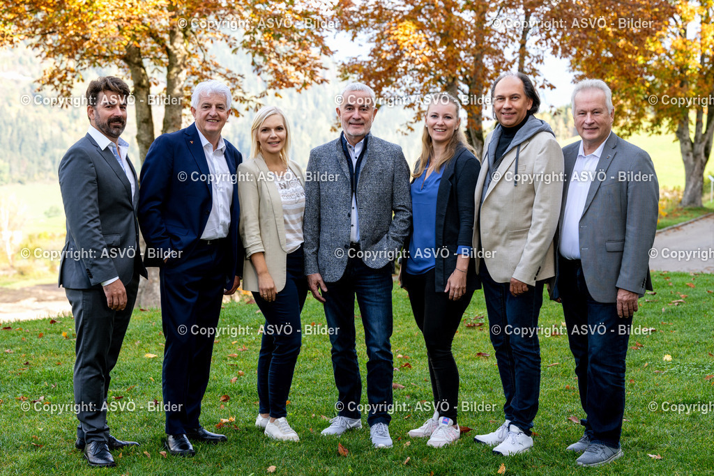 ASVÖ_ Alle Bundesvorstand-2 | 19.10.2024, Aigen im Ennstal, AUT, ASVÖ, Porträt Bilder Bundesvorstandsitzung 2024 im Imlauer Hotel Schloss PichlarnDominique Weisang, Hubert Piegger, Manuela Fally, Peter Reichl, Eva Maria Schimak, Willi Blecha, Robert Zsifkovits©ASVÖ / Harald Dostal  - Realisiert mit Pictrs.com