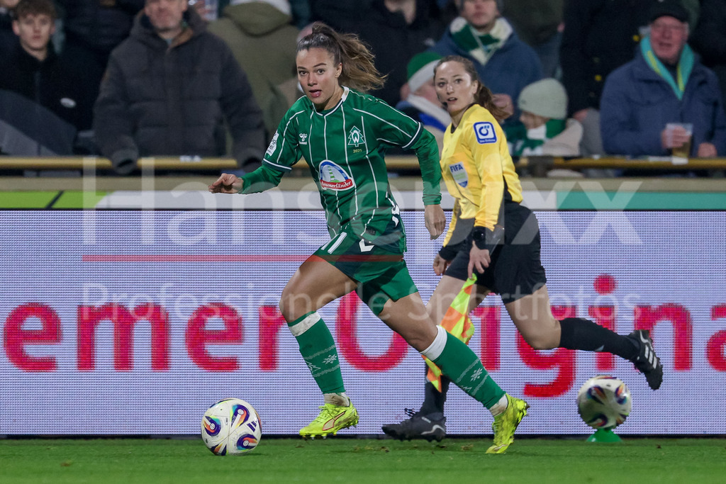 Fussball, Google Pixel Frauen-Bundesliga, SV Werder Bremen - Bayer 04 Leverkusen | Maja Sternad (SV Werder Bremen, 11) am Ball, Einzelbild, Ganzkörper, Aktion, Action, Spielszene, DIE DFB-RICHTLINIEN UNTERSAGEN JEGLICHE NUTZUNG VON FOTOS ALS SEQUENZBILDER UND/ODER VIDEOÄHNLICHE FOTOSTRECKEN. DFB REGULATIONS PROHIBIT ANY USE OF PHOTOGRAPHS AS IMAGE SEQUENCES AND/OR QUASI-VIDEO.