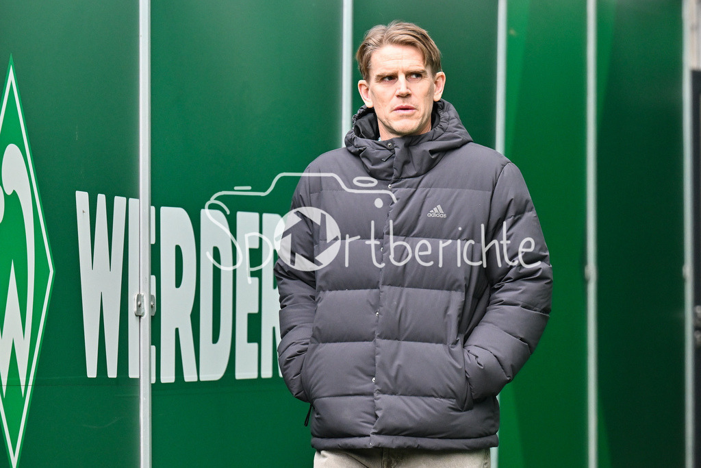 SV Werder Bremen - FC Bayern München | BREMEN, GERMANY - 14. FEBRUARY: im Bild Christoph FREUND Sportdirektor des FC Bayern vor dem Bundesligamatch zwischen dem SV Werder Bremen und dem FC Bayern München am 22. Spieltag im Weserstadion / DFL REGULATIONS PROHIBIT ANY USE OF PHOTOGRAPHS AS IMAGE SEQUENCES AND/OR QUASI-VIDEO