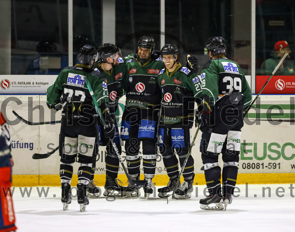 2023-02-19_138_TSV_Erding_gegen_VfE_Ulm-Neu-Ulm | Erding, Deutschland, 19.02.2023:
Eishockey, Bayernliga Meisterrunde Gruppe B 2022 / 2023, 5. Spieltag, TSV Erding gegen VfE Ulm/Neu-Ulm, Endergebnis: 

Philipp Michl (Erding Gladiators, #77), Roni Rukajärvi (Erding Gladiators, #61), Daniel Krzizok (Erding Gladiators, #18), Mark Waldhausen (Erding Gladiators, #27), Thomas Plihal (Erding Gladiators, #39)

Foto: Christian Riedel / fotografie-riedel.net