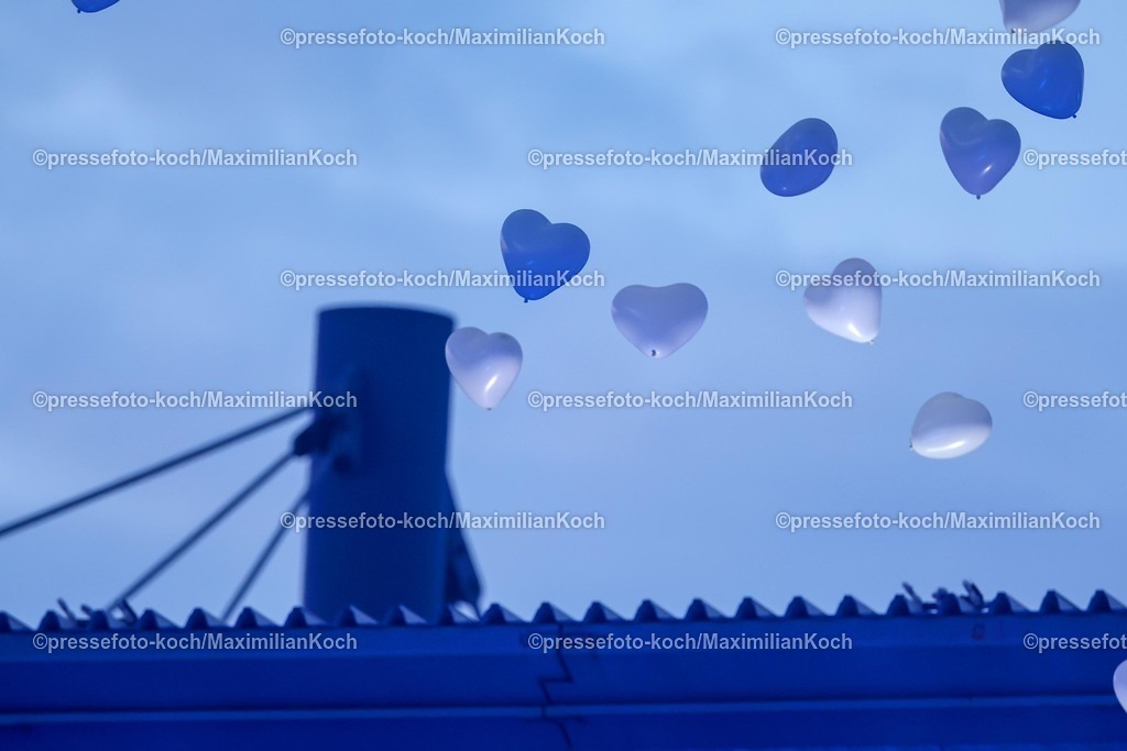 FISU16072501028 | 16.07.2025, Duisburg, FISU World University Games Summer, Rhine-Ruhr 2025, Opening Ceremony, Schauinsland-Reisen-Arena: Big Picture Peace and Fair Play - schwebender Globus, Ballone ein weißer Vogel bilden ein symbolischen Eindruck 