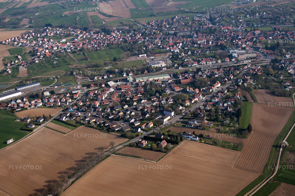 Luftbild: Ortsansicht in Soultz-sous-Forêts im Bundesland Bas-Rhin in Frankreich. Foto: IMG_63800.jpg vom 30.03.2014 durch Werner Riehm/FLY-FOTO.de