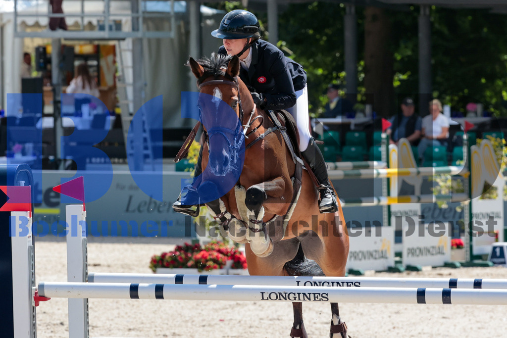 Longines Balve Optimum - Springen Samstag {date} -  | {headline}(Foto: Sebastian Sendlak / BOND) - Realisiert mit Pictrs.com