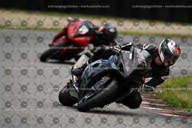 25bt02-0505 | markuskiefer.com - Realisiert mit Pictrs.com