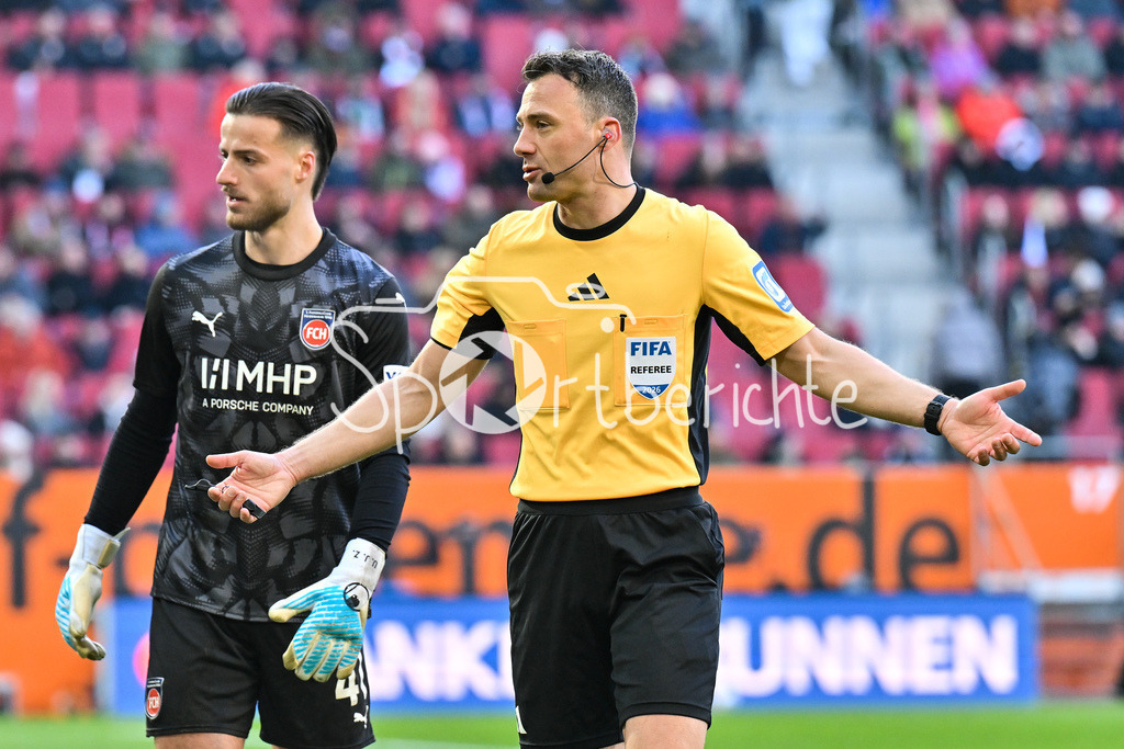 FC Augsburg - 1. FC Heidenheim | AUGSBURG, GERMANY - 15. FEBRUARY: im Bild Schiedsrichter Felix ZWAYER / Einzelfoto / Freisteller während dem Bundesligamatch zwischen dem FC Augsburg und dem 1. FC Heidenheim am 22. Spieltag in der WWK-Arena / DFL REGULATIONS PROHIBIT ANY USE OF PHOTOGRAPHS AS IMAGE SEQUENCES AND/OR QUASI-VIDEO