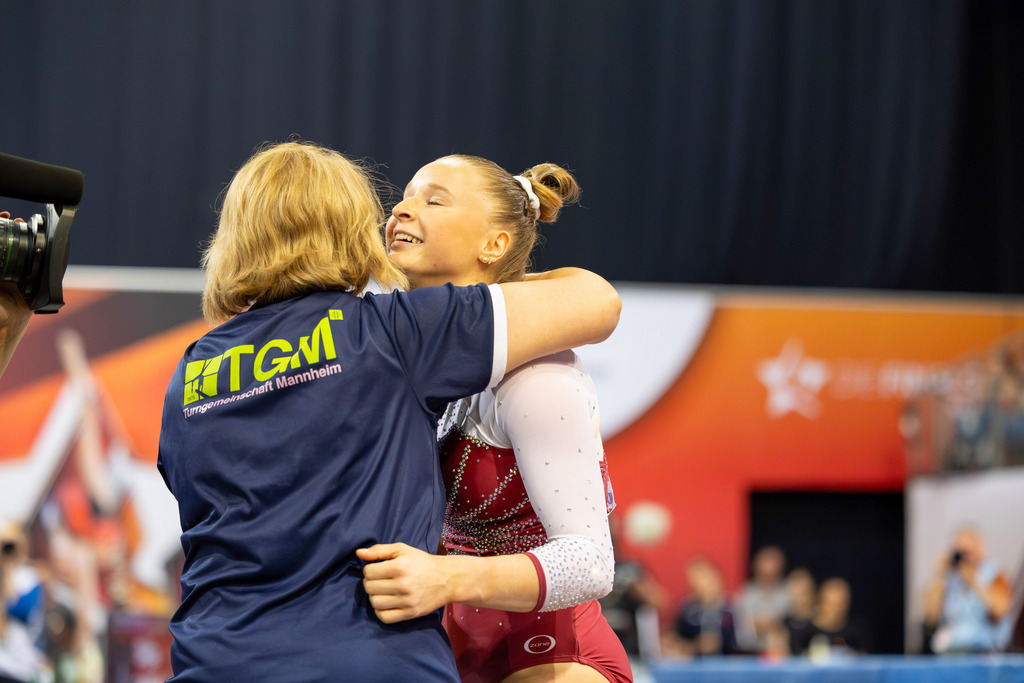 DM Finals 2026; Deutsche Meisterschaft im Gerätturnen 2026, Mehrkampf Frauen | DM Finals 2026; Deutsche Meisterschaft im Gerätturnen 2026, Mehrkampf Frauen***Silja Stöhr und ihre Trainerin Karina Kirakkosyan freun sich nach der tollen Übung am Schwebebalken - Realisiert mit Pictrs.com