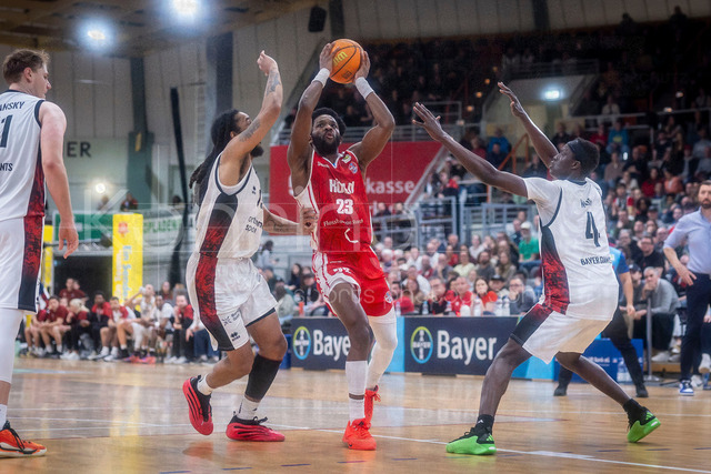 Barmer 2. Basketball Bundesliga ProA: Bayer Giants Leverkusen vs. RheinStars Koeln, 04.04.26 | Leverkusen, 04.04.26 - Kobe Langley (Bayer Giants Leverkusen, 8) und Lok Lol Wur (Bayer Giants Leverkusen, 4) gegen Michael Jordan Miller (RheinStars Köln, 23) während des Spiels der Barmer 2. Basketball Bundesliga ProA: Bayer Giants Leverkusen vs. RheinStars Koeln in der Ostermann Arena in Leverkusen.