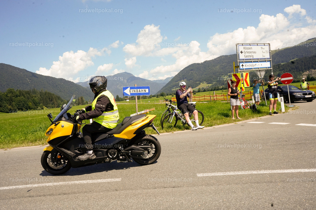 250_20230817_Bewerb_Maenner_Muehlanger | AUT - OESTERREICH, 2023-08-16: SPORT RENNRAD-FAHREN - 55. INTERNATIONALER RADWELTPOKAL IN ST. JOHANN IN TIROL  - Vintage-Radrennen mit WM-Bronze-Medaillen-Siegerin Christina Schweinberger, den Teilnehmer und Alexander Baumann (vom Orginastions-Team) - TAG 2 BEWERB MAENNER IN SECHS GRUPPEN  ; Foto: Roland Muehlanger
