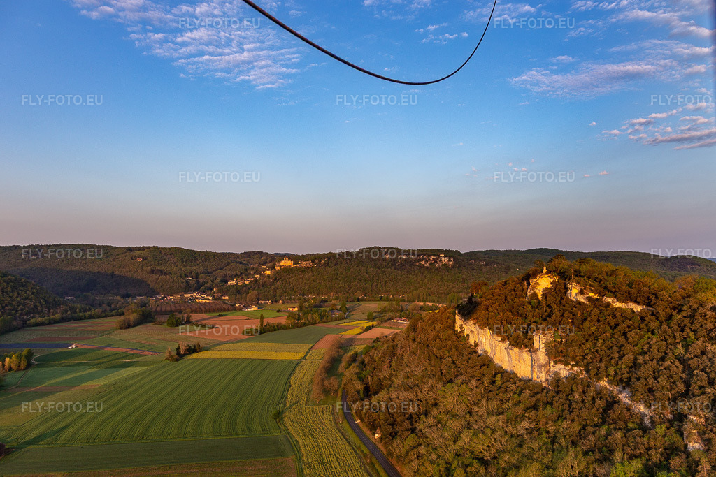 Vue aérienne: Jardins des Marqueyssac à Vézac dans le département Dordogne, France. Photo: IMG_113678.jpg prise le 20/04/2019 par Werner Riehm/FLY-FOTO.eu – Résolution de l'original: 4904 x 3269 px