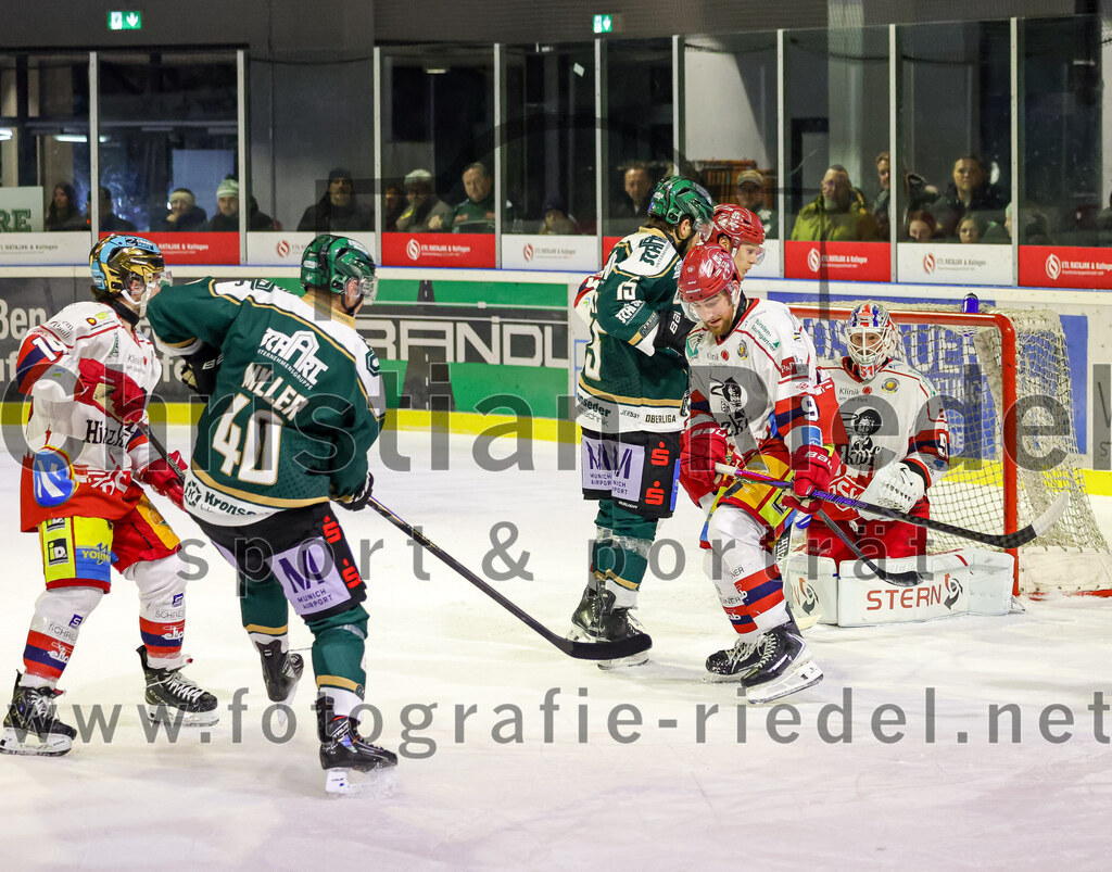 2026-02-20_143_TSV_Erding_gegen_Deggendorfer_SC | Erding, Deutschland, 20.02.2026:Eishockey, Oberliga Süd 2025 / 2026, 49. Spieltag, TSV Erding gegen Deggendorfer SC, Endergebnis: 4:1Dennis Miller (Erding Gladiators, #40), Brett Humberstone (Deggendorfer SC, #9), Torwart Timo Pielmeier (Deggendorfer SC, #51)Foto: Christian Riedel / fotografie-riedel.net