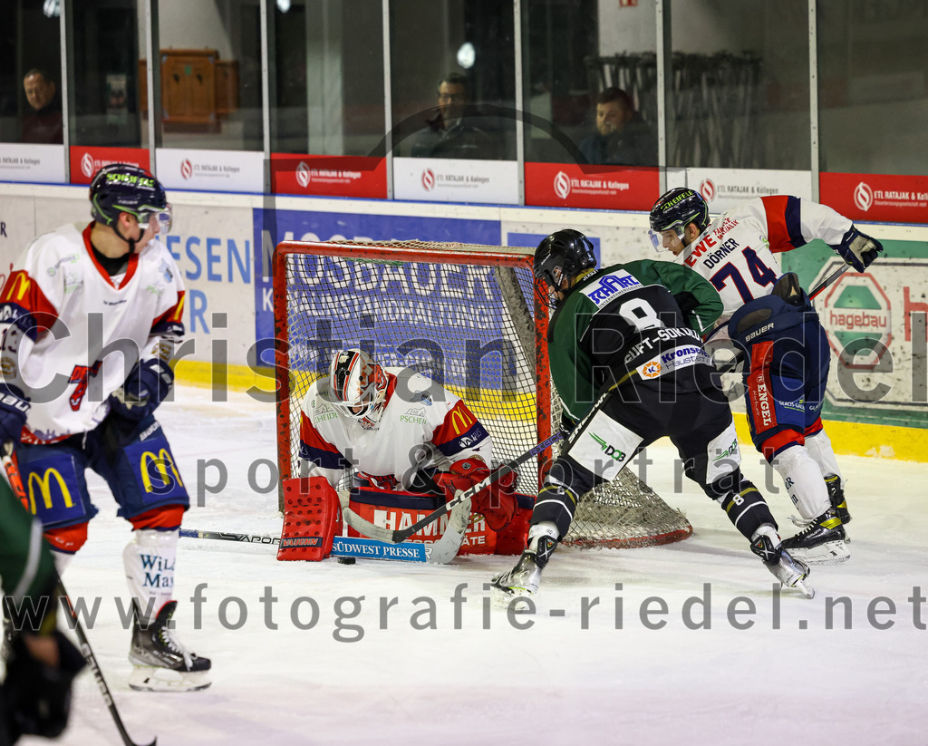 2023-01-13_093_TSV_Erding_gegen_VfE_Ulm-Neu-Ulm | Erding, Deutschland, 13.01.2023:
Eishockey, Bayernliga 2022 / 2023, 27. Spieltag, TSV Erding gegen VfE Ulm/Neu-Ulm, Endergebnis: 

Torwart David Heckenberger (VfE Ulm/Neu-Ulm e. V., #3), Wassilij Guft-Sokolov (Erding Gladiators, #8), Marius Dörner (VfE Ulm/Neu-Ulm e. V., #74)

Foto: Christian Riedel / fotografie-riedel.net