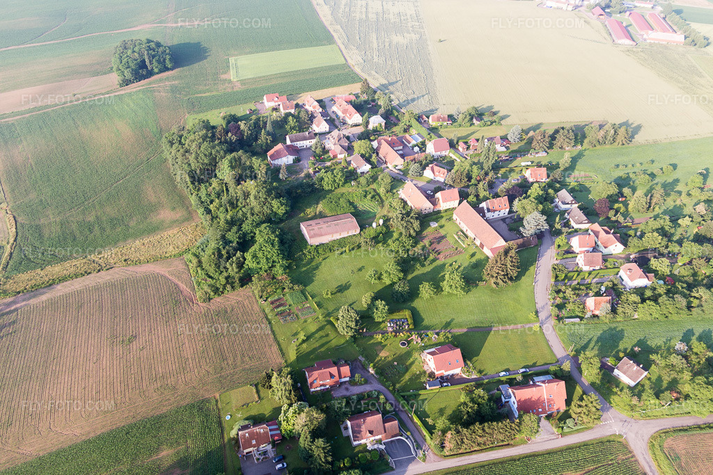 Aerial view: Geisberg in Wissembourg in the state Bas-Rhin, France. – Photo: IMG_107856.jpg taken on 06/10/2018 by Werner Riehm/FLY-FOTO.com – Resolution of the original: 5472 x 3648 px