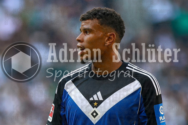 Borussia Mönchengladbach vs Hamburger SV - Bundesliga  | Mönchengladbach, Deutschland, 24.08.25:   Ransford Königsdörffer (Hamburger SV) schaut waehrend des Spiels der Bundesliga zwischen Borussia Mönchengladbach vs Hamburger SV im Stadion im Borussia Park(Foto von Brauer-Fotoagentur / Adrian Schlueter)
