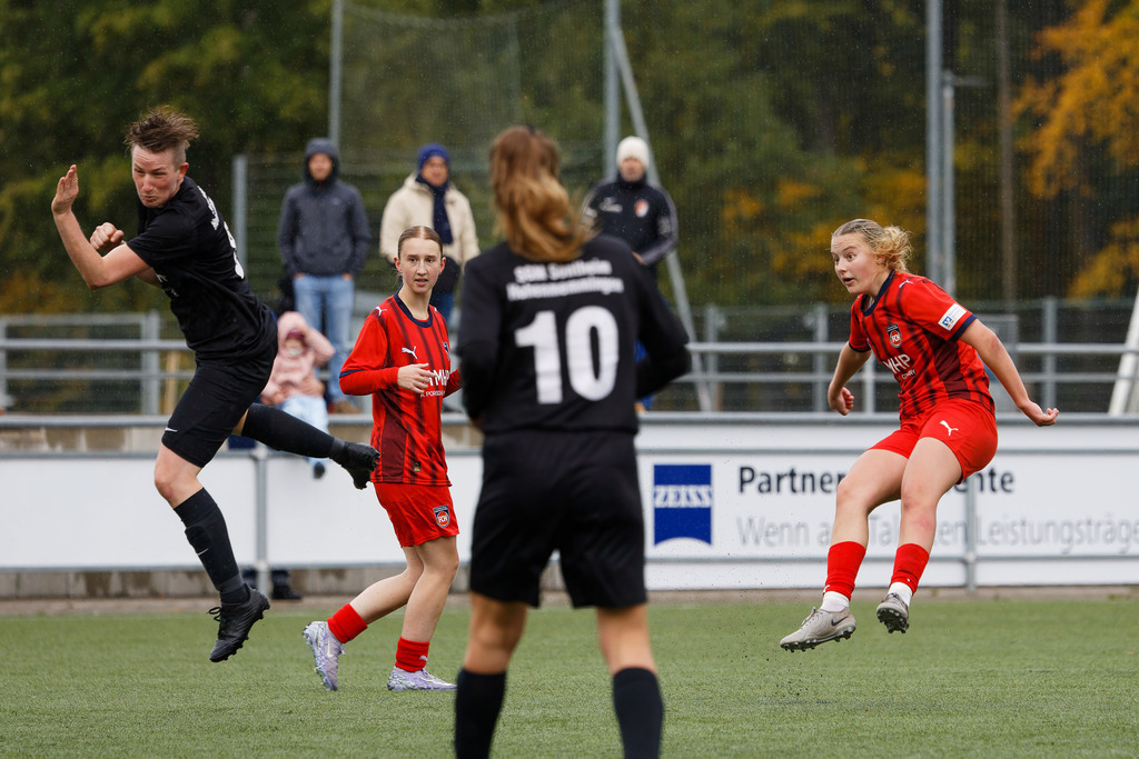 FCHHOH_251005_8995 | 1.FC Heidenheim 1846 II vs. SGM Hohenmemmingen/Sontheim, Fußball, Frauen, Bezirksliga, 2025/2026, 4. Spieltag, 05.10.2025 in Heidenheim, Kunstrasen b. Voith-Arena West(Foto: Michael Bulling) - Realisiert mit Pictrs.com