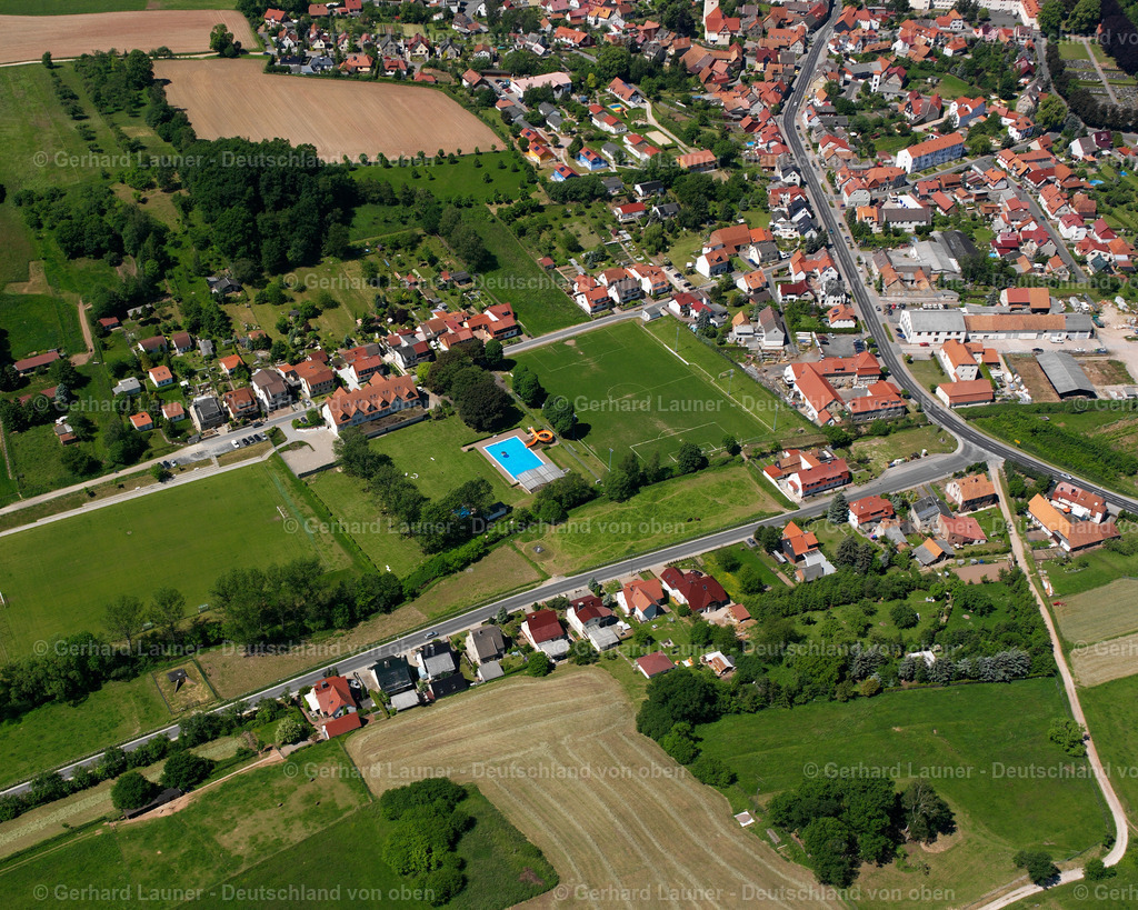 2634136 | UDER 09.06.2006 Landwirtschaftliche Nutzflächen und Feldgrenzen  umsäumen das Siedlungsgebiet des Dorfes in Uder im Bundesland Thüringen, Deutschland // Agricultural land and field boundaries surround the settlement area of the village  in Uder in the state Thuringia, Germany Foto: Gerhard Launer