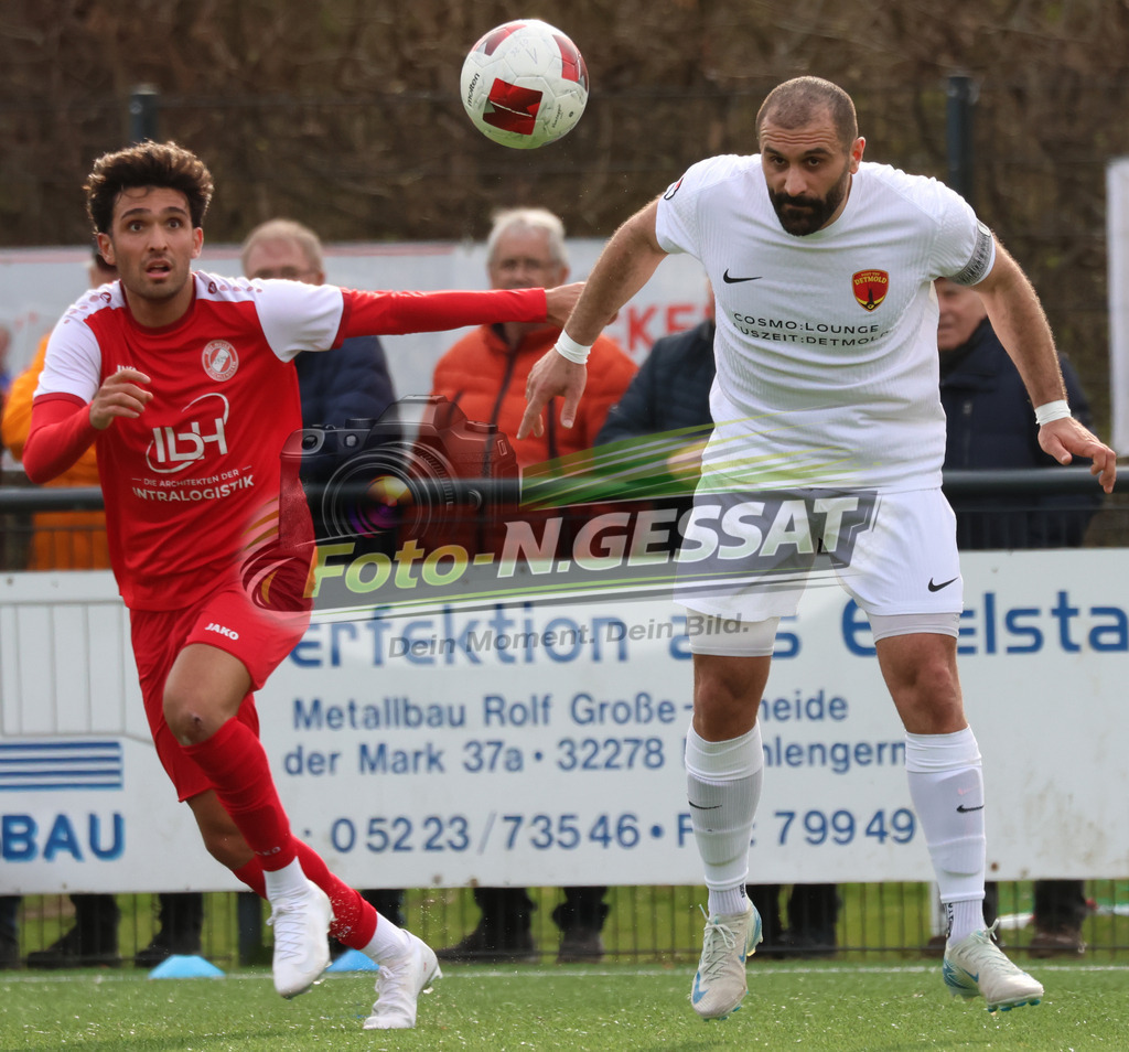 FC RW Kirchlengern - Post TSV Detmold | Auf dem Bild zu sehen: Rot FC RW Kirchlengern: Altan Dincdemir ; Weiß Post TSV Detmold: Zalem ÖzmenFC RW Kirchlengern, Post TSV Detmold, Saison 25/26, Landesliga, Deutschland - Realisiert mit Pictrs.com