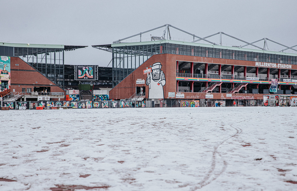 IMG_2610 | Der offizielle Shop für FC St. Pauli Fotos. Wähle aus Spielszenen & Fanmomenten dein FCSP Wunschformat. Wir liefern Millerntor-Atmosphäre.