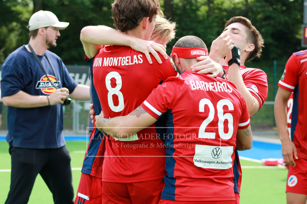 Jubel Hugo von Montgelas , Guido Barreiros , Gonzalo Peillat und Linus Müller BUNDESLIGA HERREN VF3 MHC-CHTC 21.05.2023 | lanaschraderfotografie - Realisiert mit Pictrs.com