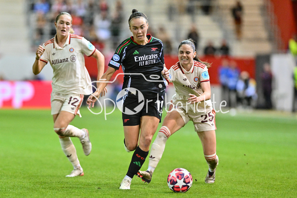 FC Bayern München Frauen - Arsenal London Frauen | im Duell Caitlin FOORD (Arsenal London #19) und Sarah ZADRAZIL (FCB #25) / Zweikampf / UEFA Womens Champions League: FC Bayern München Frauen - Arsenal London Frauen, FC Bayern Campus am 09.10.2024