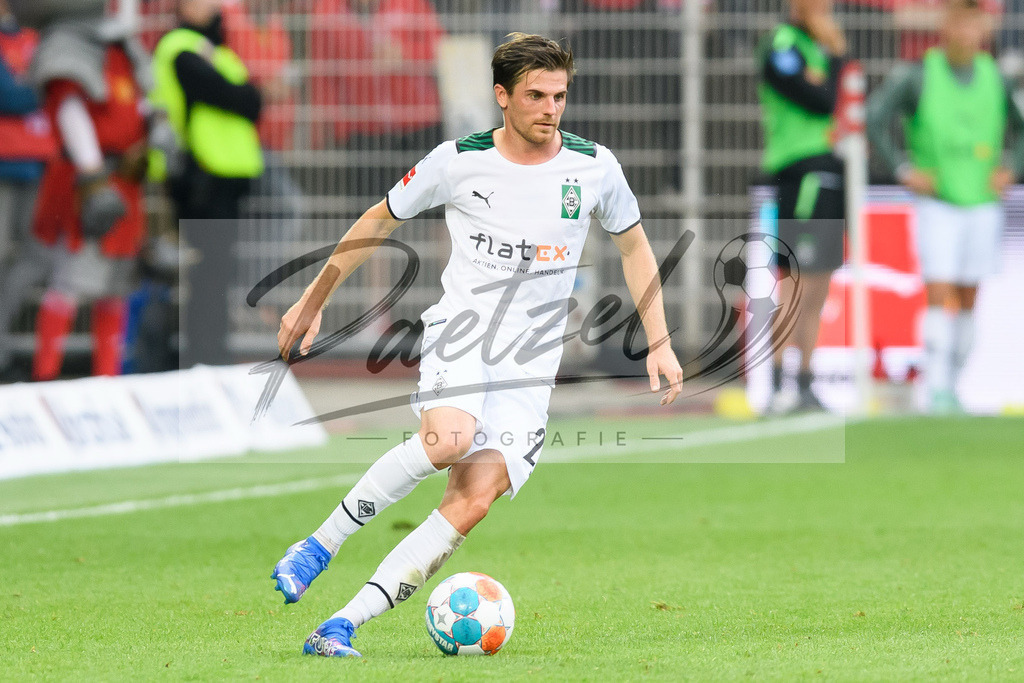 FCUBMG20210829_244 | Fussball, Herren: Jonas Hofmann (Borussia Moenchengladbach) in Aktion, am Ball, Einzelaktion beim Spiel der 1. Bundesliga zwischen 1. FC Union Berlin und Borussia Moenchengladbach im Stadion An der Alten Foersterei am 29.08.2021 in Berlin, Deutschland. - Realisiert mit Pictrs.com