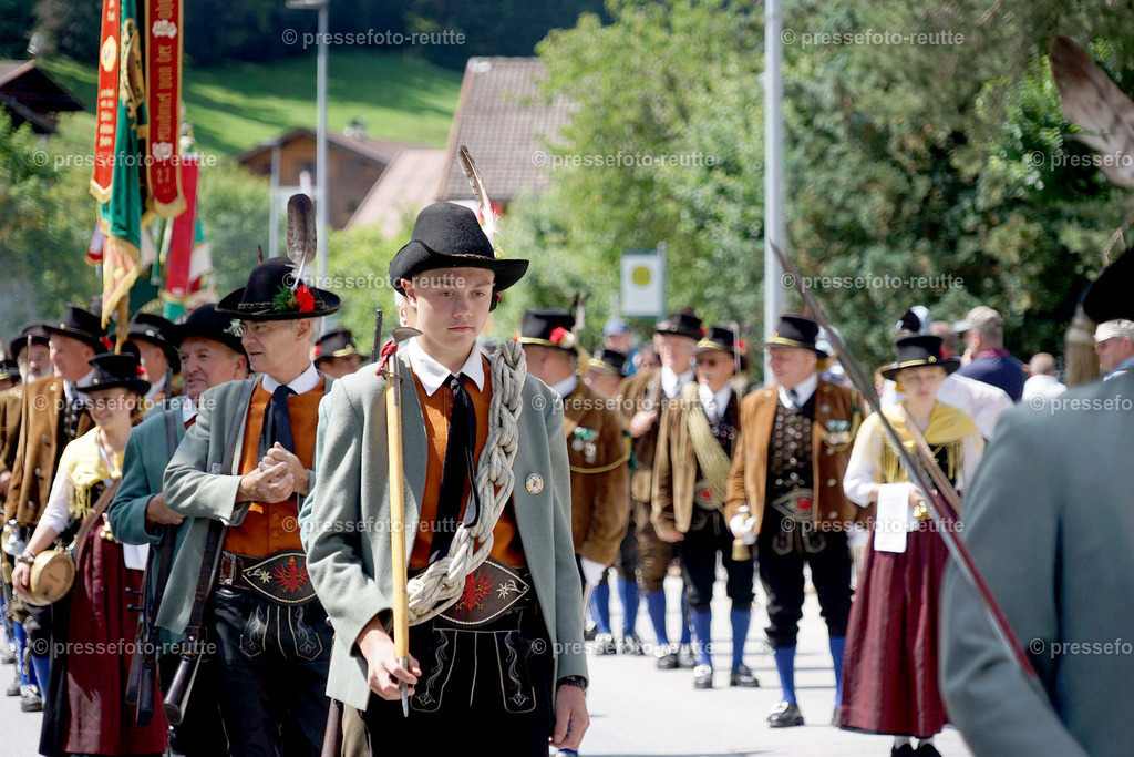 e27-news-2023-Juli23-Regimentsschuetzenfest3-Steeg-UMZUG_DORF-DSC07470 | Info aus dem Bezirk Reutte/Ausserfern Tirol sowie eine umfangreiche Bilddatenbank über die gesamte Region: Lechtal, Talkessel Reutte, Tannheimertal, Zwischentoren. Lech, Plansee, Zugspitze, Grenztunnel, B179, Fernpassstraße, Verkehr, Lawinen, Tradition, - Realisiert mit Pictrs.com