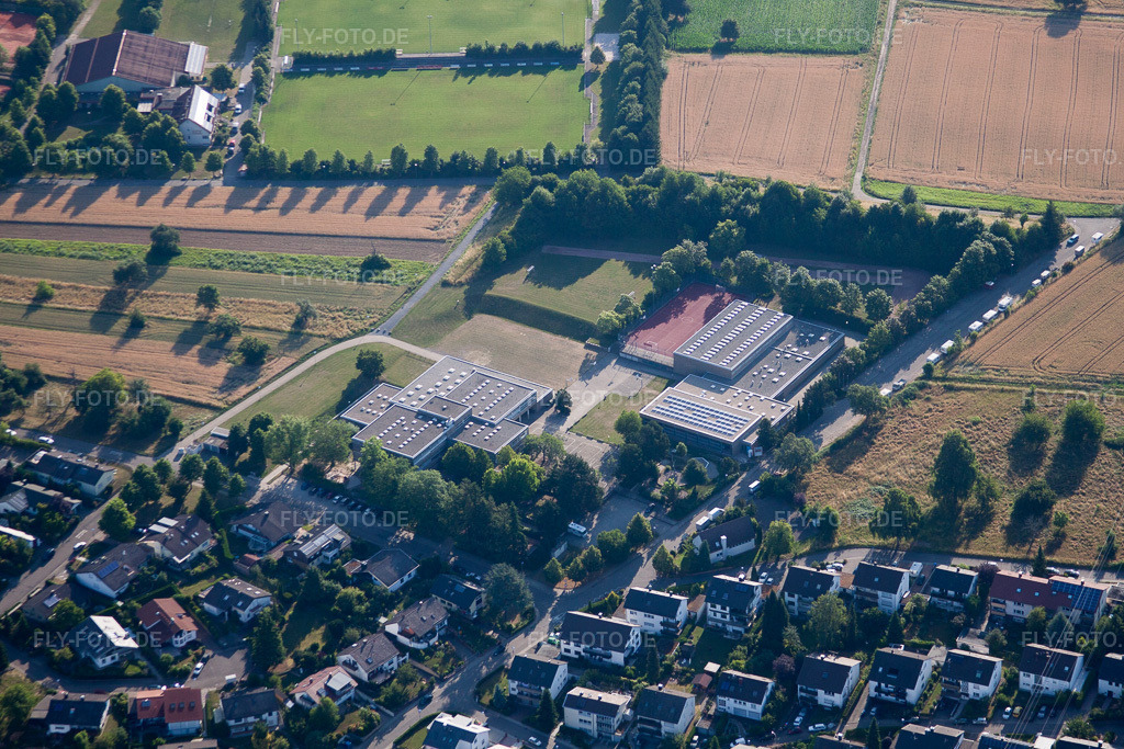 Luftbild: Heinz-Barth Grundschule im Ortsteil Grünwettersbach in Karlsruhe im Bundesland Baden-Württemberg in Deutschland. Foto: IMG_69861.jpg vom 06.07.2014 durch Werner Riehm/FLY-FOTO.de