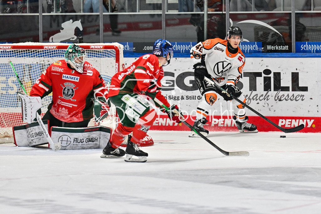 Augsburger Panther - Grizzlys Wolfsburg | Juian CHROBOT (Grizzyls Wolfsburg 40) spielt einen Passe / DEL: Augsburger Panther - Grizzlys Wolfsburg; Curt Frenzel Stadion am 10.10.2025