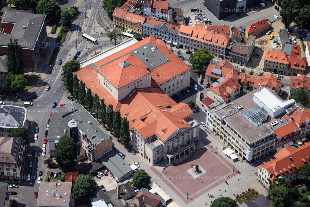3003028 | WEIMAR 2010 Gebäude des Konzerthauses und Theater- Schauspielhauses " Deutsches Nationaltheater und Staatskapelle Weimar " mit dem Goethe-Schiller-Denkmal am Theaterplatz in Weimar im Bundesland Thüringen, Deutschland. // Building of the concert hall and theater playhouse " Deutsches Nationaltheater und Staatskapelle Weimar " with the Goethe-Schiller monument on Theaterplatz in Weimar in the state Thuringia, Germany. Foto: Gerhard Launer