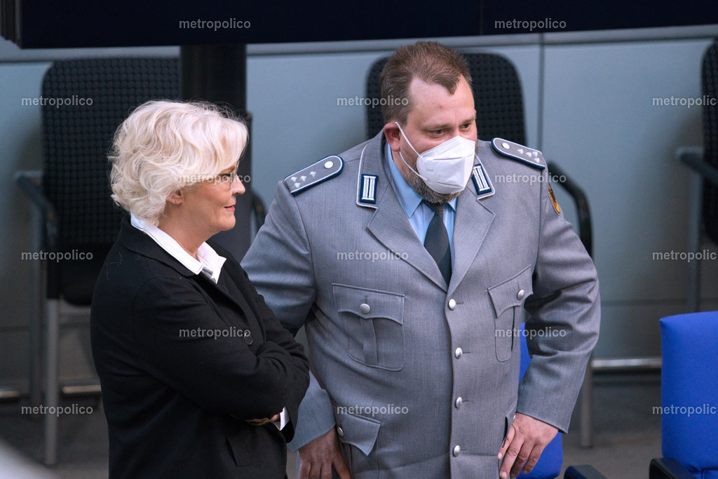Christine Lambrecht mit einem Offizier der Bundeswehr (Stabshauptmann) (3) | Metropolico