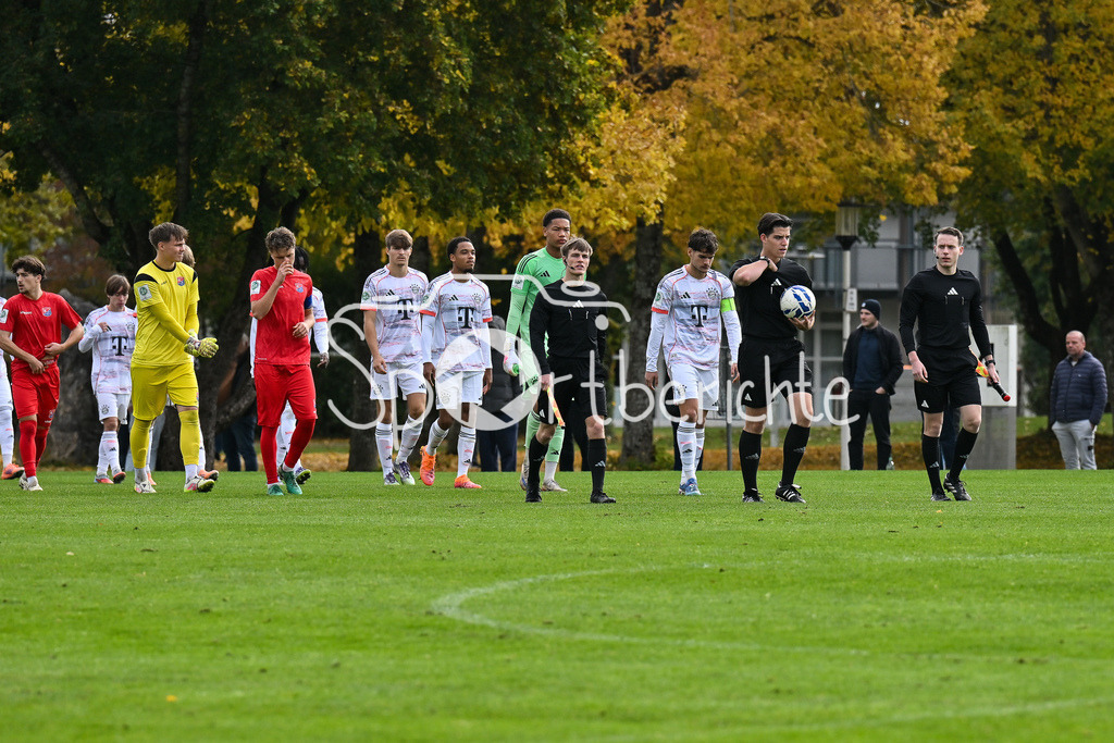SpVgg Unterhaching U19 - FC Bayern München U19 | Die beiden Mannschaften laufen zusammen ein / U19 DFB Nachwuchsliga: SpVgg Unterhaching - FC Bayern München; Sportschule Oberhaching am 18.10.2025