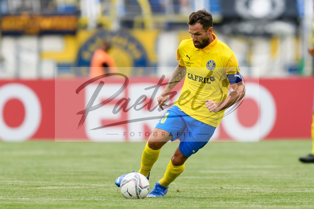 LLELEV20210807_063 | Fussball, Herren: Sascha Pfeffer (1. FC Lokomotive Leipzig) in Aktion, am Ball, Einzelaktion beim Spiel der 1. Runde im DFB-Pokal zwischen 1. FC Lokomotive Leipzig und Bayer 04 Leverkusen im Bruno-Plache-Stadion am 07.08.2021 in Leipzig, Deutschland.DFB / DFL REGULATIONS PROHIBIT ANY USE OF PHOTOGRAPHS AS IMAGE SEQUENCES AND/OR QUASI-VIDEO. - Realisiert mit Pictrs.com