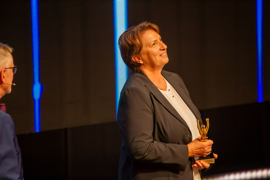 Rosengarten Mannheim: Award-Night 2024 / Sport Award Rhein-Neckar. Bild: Iris Manke-Reimers, Trainerin der Olympiasiegerin Yemisi Ogunleye | Rosengarten Mannheim: Award-Night 2024 / Sport Award Rhein-Neckar. Bild: Iris Manke-Reimers, Trainerin der Olympiasiegerin Yemisi Ogunleye - Realisiert mit Pictrs.com