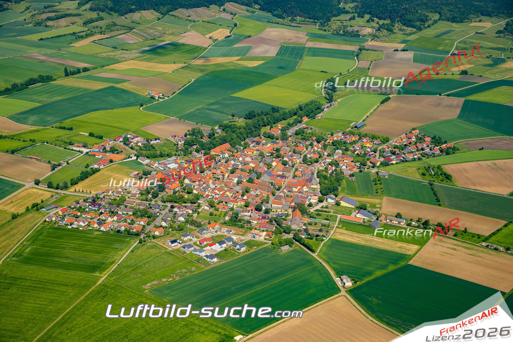 Aktuelles Luftbild von  Weigenheim - Die Luftaufnahme wurde 2022 mittels UL-Flugzeug erstellt ( keine Drohne ) - hochauflösende Kamera-Systeme von  Canon -Beste Qualität - Für grossformatige Ausdrucke geeignet. Die Geschenkidee !