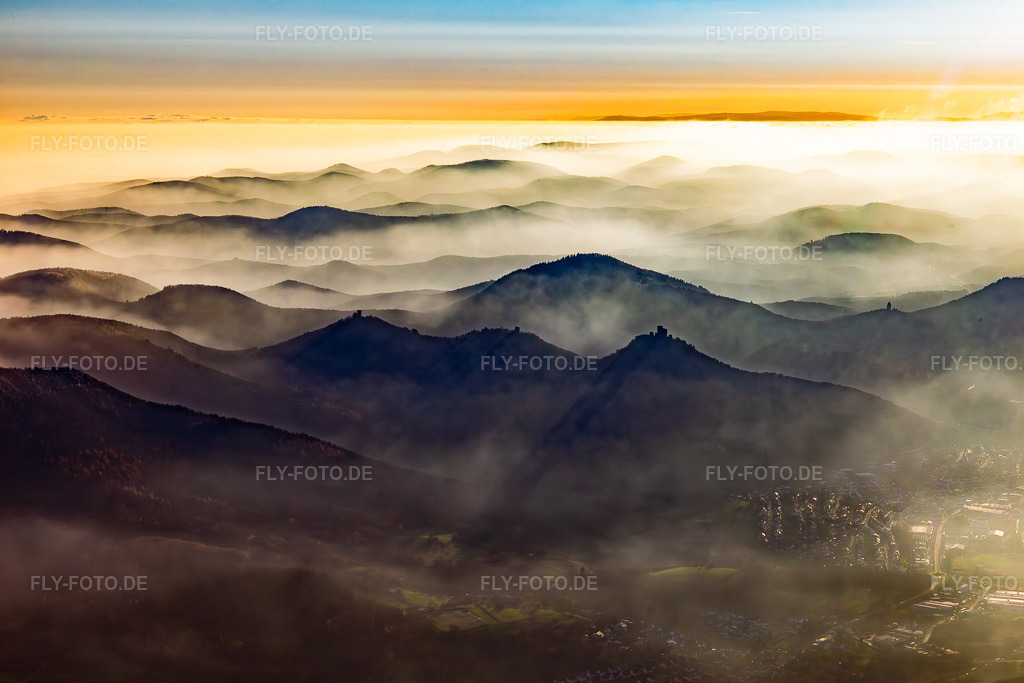 Luftbild: Die 3 Burgen: Münz, Anebos und Trifels im Dunst von Norden in Annweiler am Trifels im Bundesland Rheinland-Pfalz in Deutschland. Foto: IMG_135368.jpg vom 12.12.2022 durch Werner Riehm/FLY-FOTO.de