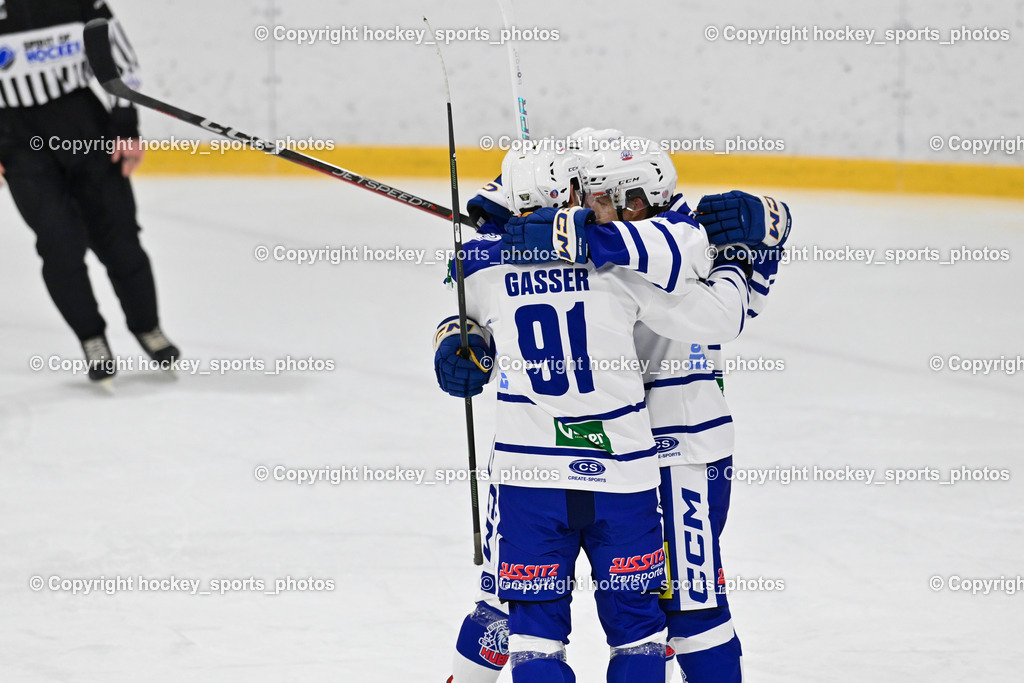 ESV Ferlach vs. UECR Eisbären Huben | #91 Gasser Sandro UECR EISBÄREN HUBEN, Jubel UECR Huben Mannschaft, ESV Ferlach vs. UECR Eisbären Huben, ESV Ferlach vs. UECR Eisbären Huben am 31.10.2025 in Ferlach (HTC Eishalle Ferlach), Austria, (Photo by Bernd Stefan)