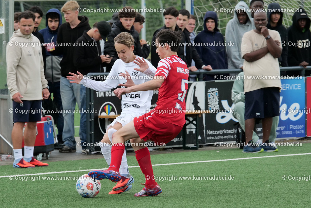 Fußball : C-Junioren : Aufstieg Regionalliga West : SUS 09 Dinslaken - Vfb 03 Hilden am 04.06.2026 in Dinslaken | Fußball : C-Junioren : Aufstieg Regionalliga West : SUS 09 Dinslaken (rotr Trikots)- Vfb 03 Hilden (weiße Trikots) am 04.06.2026 in Dinslaken - Realisiert mit Pictrs.com
