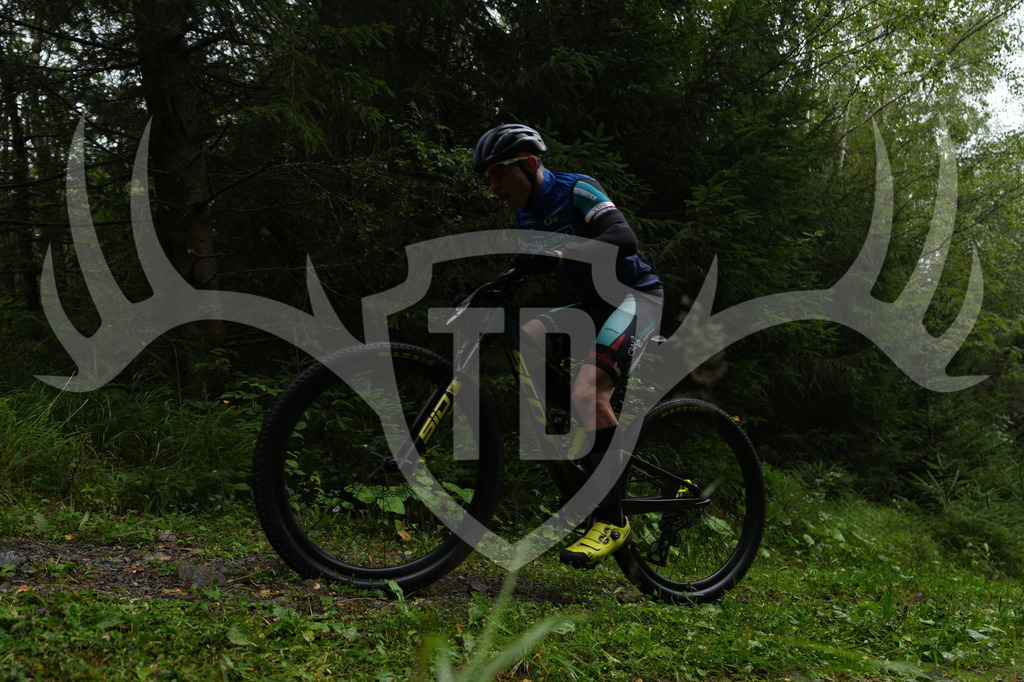 A6703334 | Fotogalerie der Treibjagd im Dunkelwald - Dein MTB Etappenrennen im Erzgebirge - Realisiert mit Pictrs.com
