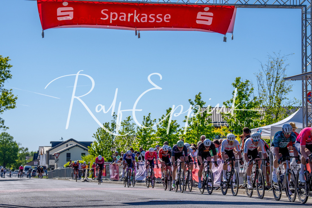 Spurt in den Mai 2026 - Großer Preis der Sparkasse Neuss | Annual one-day road cycling race "Großer Preis der Sparkasse Neuss" held in Büttgen, Germany, organized by VfR Büttgen 1912 e.V. The event features multiple races across all age categories from U11 youth to Elite men. - Realisiert mit Pictrs.com