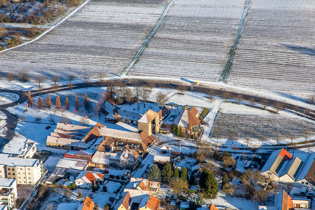 Luftbild: Deutsches Weintor Pfalz im Winter bei Schnee im Ortsteil Schweigen in Schweigen-Rechtenbach im Bundesland Rheinland-Pfalz in Deutschland. Foto: IMG_139718.jpg vom 16.01.2024 durch Werner Riehm/FLY-FOTO.de