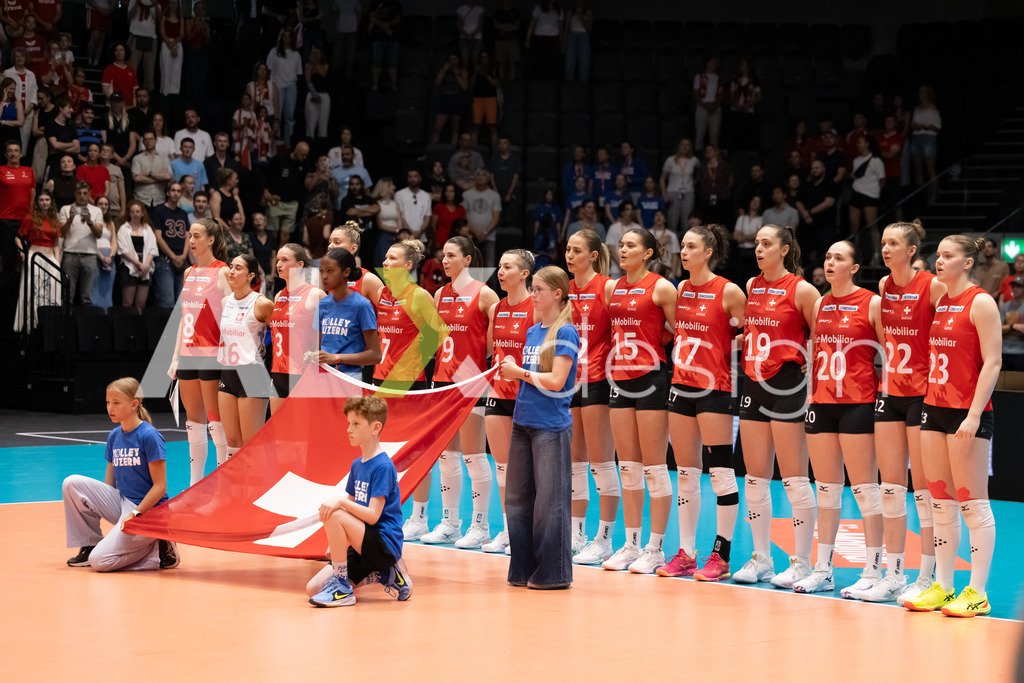 Austria v Switzerland - CEV European League Women | KRIENS, SWITZERLAND - JUNE 14: Team of Switzerland during the national anthem at the CEV European League match between Austria and Switzerland at Pilatus Arena on June 14, 2026 in Kriens, Switzerland. - Realisiert mit Pictrs.com