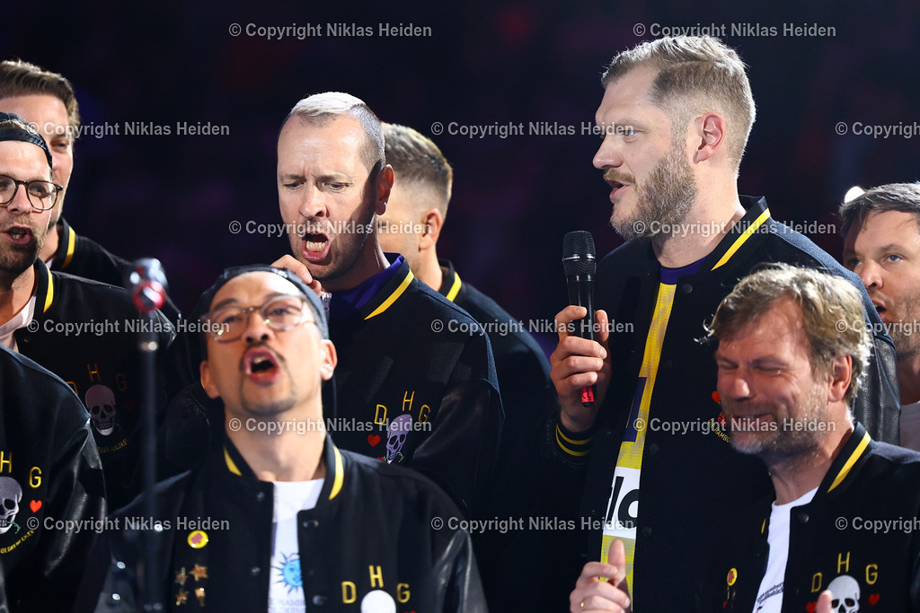 NH_TeamBitter_TeamPommes_AbschiedsspielEinsNoch_10042025 | Pascal Pommes Hens und Johannes Bitter mit den Hamburger Goldkehlchen.Handball I Herren I Abschiedsspiel "Eins noch" I Pascal "Pommes" Hens und Johannes Bitter I 10.04.2025 I Barclays Arena