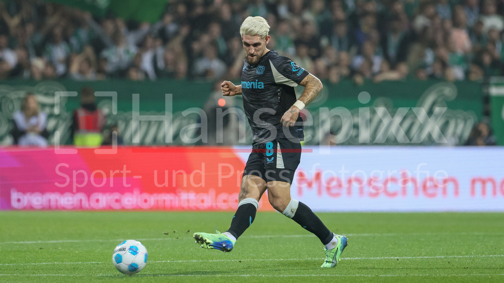 Fussball, Bundesliga, SV Werder Bremen - Bayer 04 Leverkusen | v.li.: Robert Andrich (Bayer 04 Leverkusen, 8) am Ball, Freisteller, Einzelbild, Ganzkörper, Aktion, Action, Spielszene, DIE DFL-RICHTLINIEN UNTERSAGEN JEGLICHE NUTZUNG VON FOTOS ALS SEQUENZBILDER UND/ODER VIDEOÄHNLICHE FOTOSTRECKEN. DFL REGULATIONS PROHIBIT ANY USE OF PHOTOGRAPHS AS IMAGE SEQUENCES AND/OR QUASI-VIDEO.