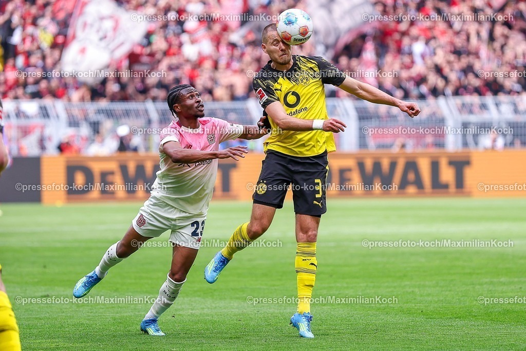 BVB11042601032 | 11.04.2026, Fußball, Borussia Dortmund - Bayer 04 Leverkusen, 1. Fußball Bundesliga, 29. Spieltag, Signal Iduna Park, Saison 2025 2026: Nathan Tella&nbsp;(Bayer04 Leverkusen #23) im Zweikampf gegen  Waldemar Anton&nbsp;(BVB #03)  DFB regulations prohibit any use of photographs as image sequences and or quasi-video.
