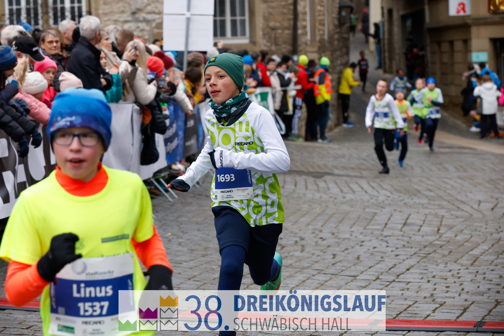 1700m Stadtwerke Jugendlauf | 3 Koenigslauf 2024 1700m Stadtwerke Jugendlauf - Realisiert mit Pictrs.com