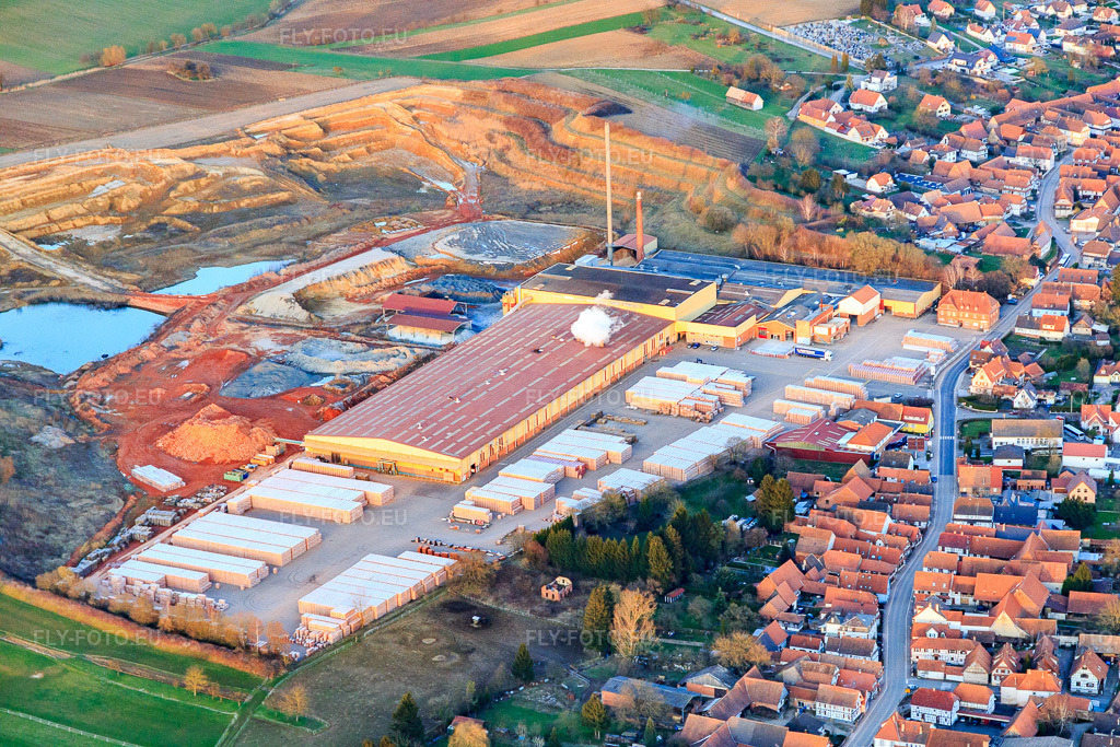 Vue aérienne: Briqueterie Wienerberger à Betschdorf dans le département Bas Rhin, France.Photo: IMG_105009.jpg prise le 21/03/2018 par Werner Riehm/FLY-FOTO.euRésolution de l'original: 5472 x 3648 pxwienerberger, leader mondial de la terre cuite : mur, toiture, façade
