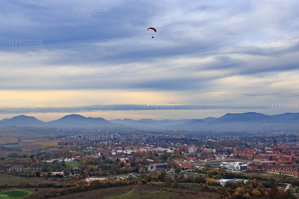 Luftbild: Paraglider über der Stadt in Landau in der Pfalz im Bundesland Rheinland-Pfalz in Deutschland. Foto: IMG_076282.jpg vom 09.11.2014 durch Werner Riehm/FLY-FOTO.de