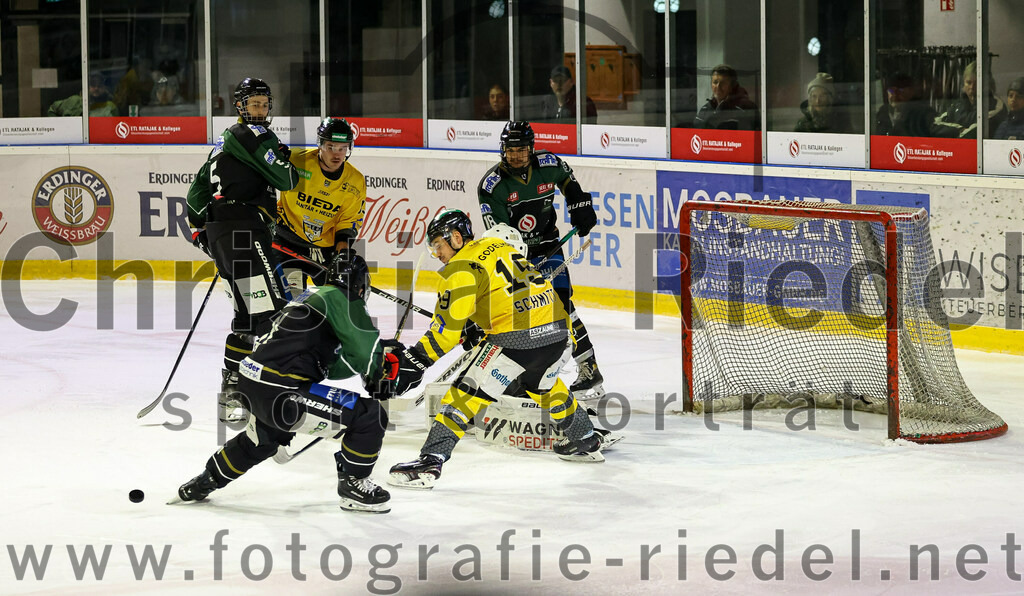 2022-11-20_113_TSV_Erding_gegen_ERSC_Amberg | Erding, Deutschland, 20.11.2022:
Eishockey, Bayernliga 2022 / 2023, 15. Spieltag, TSV Erding gegen ERSC Amberg, Endergebnis: 5:1

Florian Zimmermann (Erding Gladiators, #5), Kevin Schmitt (ERSC Amberg, #19), Daniel Krzizok (Erding Gladiators, #18)

Foto: Christian Riedel / fotografie-riedel.net